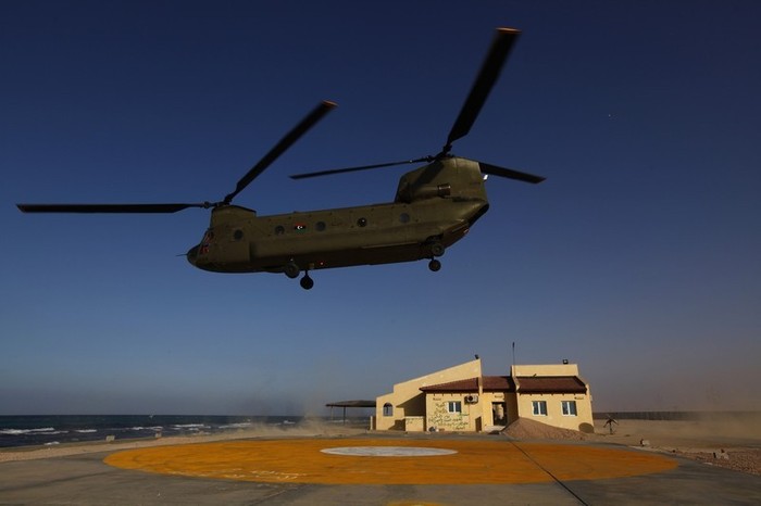 Một chiếc trực thăng Chinook của Bộ nội vụ mới của Libya đang chuyển các thành viên bị thương đi cấp cứu ở phía tây thành Sirte khi quân của NTC tiến đánh lực lượng cầm cự của đại tá Gaddafi.